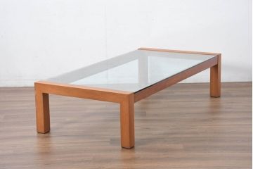 中古　イタリア　高級輸入家具　 Poliform(ポリフォーム)　チェリー材　スタイリッシュなデザインが空間を彩るガラストップローテーブル(ガラス天板、リビングテーブル、センターテーブル)(定価約30万円)(R-082301)