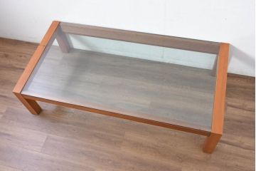中古　イタリア　高級輸入家具　 Poliform(ポリフォーム)　チェリー材　スタイリッシュなデザインが空間を彩るガラストップローテーブル(ガラス天板、リビングテーブル、センターテーブル)(定価約30万円)(R-082301)
