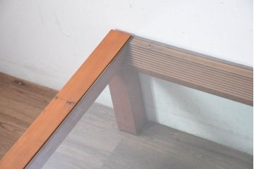 中古　イタリア　高級輸入家具　 Poliform(ポリフォーム)　チェリー材　スタイリッシュなデザインが空間を彩るガラストップローテーブル(ガラス天板、リビングテーブル、センターテーブル)(定価約30万円)(R-082301)