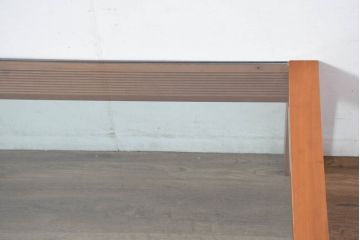 中古　イタリア　高級輸入家具　 Poliform(ポリフォーム)　チェリー材　スタイリッシュなデザインが空間を彩るガラストップローテーブル(ガラス天板、リビングテーブル、センターテーブル)(定価約30万円)(R-082301)