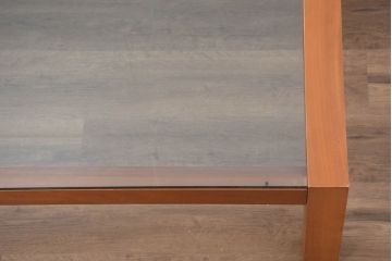 中古　イタリア　高級輸入家具　 Poliform(ポリフォーム)　チェリー材　スタイリッシュなデザインが空間を彩るガラストップローテーブル(ガラス天板、リビングテーブル、センターテーブル)(定価約30万円)(R-082301)