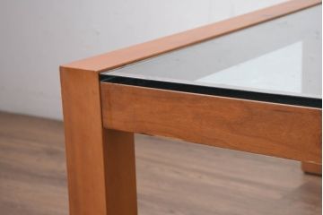 中古　イタリア　高級輸入家具　 Poliform(ポリフォーム)　チェリー材　スタイリッシュなデザインが空間を彩るガラストップローテーブル(ガラス天板、リビングテーブル、センターテーブル)(定価約30万円)(R-082301)