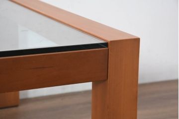 中古　イタリア　高級輸入家具　 Poliform(ポリフォーム)　チェリー材　スタイリッシュなデザインが空間を彩るガラストップローテーブル(ガラス天板、リビングテーブル、センターテーブル)(定価約30万円)(R-082301)