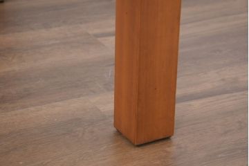中古　イタリア　高級輸入家具　 Poliform(ポリフォーム)　チェリー材　スタイリッシュなデザインが空間を彩るガラストップローテーブル(ガラス天板、リビングテーブル、センターテーブル)(定価約30万円)(R-082301)