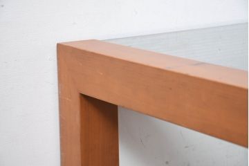 中古　イタリア　高級輸入家具　 Poliform(ポリフォーム)　チェリー材　スタイリッシュなデザインが空間を彩るガラストップローテーブル(ガラス天板、リビングテーブル、センターテーブル)(定価約30万円)(R-082301)