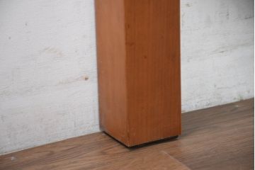 中古　イタリア　高級輸入家具　 Poliform(ポリフォーム)　チェリー材　スタイリッシュなデザインが空間を彩るガラストップローテーブル(ガラス天板、リビングテーブル、センターテーブル)(定価約30万円)(R-082301)