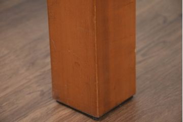 中古　イタリア　高級輸入家具　 Poliform(ポリフォーム)　チェリー材　スタイリッシュなデザインが空間を彩るガラストップローテーブル(ガラス天板、リビングテーブル、センターテーブル)(定価約30万円)(R-082301)