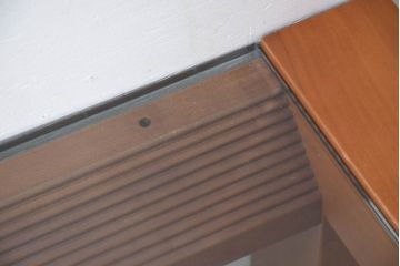 中古　イタリア　高級輸入家具　 Poliform(ポリフォーム)　チェリー材　スタイリッシュなデザインが空間を彩るガラストップローテーブル(ガラス天板、リビングテーブル、センターテーブル)(定価約30万円)(R-082301)