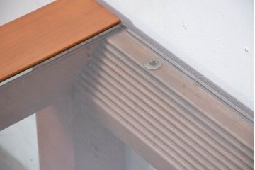 中古　イタリア　高級輸入家具　 Poliform(ポリフォーム)　チェリー材　スタイリッシュなデザインが空間を彩るガラストップローテーブル(ガラス天板、リビングテーブル、センターテーブル)(定価約30万円)(R-082301)