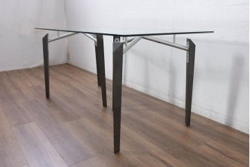中古　美品　AD CORE(エーディ コア)　CENTRO(セントロ)　AD-872B-150　異素材の組み合わせがモダンでスタイリッシュなダイニングテーブル(ガラステーブル、ガラス天板、食卓、4人掛け)(定価約25万円)(R-082302)
