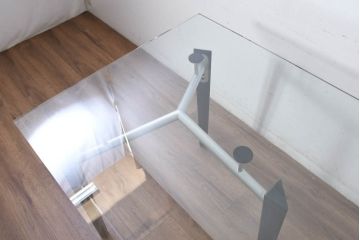 中古　美品　AD CORE(エーディ コア)　CENTRO(セントロ)　AD-872B-150　異素材の組み合わせがモダンでスタイリッシュなダイニングテーブル(ガラステーブル、ガラス天板、食卓、4人掛け)(定価約25万円)(R-082302)