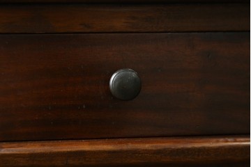 アジアンヴィンテージ　チーク材　無垢材　気品と風格が漂うアンティーク調のサイドテーブル　(R-082303)