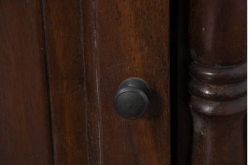 アジアンビンテージ　チーク材　無垢材　気品と風格が漂うアンティーク調のサイドテーブル(ナイトテーブル、サイドキャビネット、電話台、花台、飾り台、収納棚、戸棚、ヴィンテージ)(R-082303)