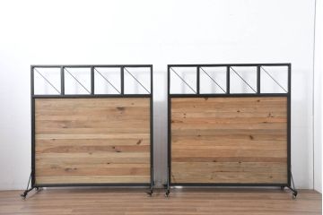 中古　UP TOWN FURNITURE(アップ タウン ファニチャー)　WORC(ウォルク)　インダストリアル　ガラス入り　ヴィンテージ感溢れるキャスター付きパーテーション2台セット(衝立て、ついたて、衝い立て、仕切り、間仕切り、店舗什器)(定価2台で約174000円)(R-082307)