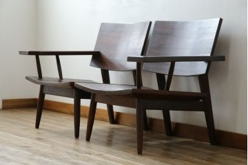 中古　希少な廃番品　久和屋　SCANDECK(スカンディック)シリーズ　オーク材の杢目が美しい重厚な一人掛けソファ2脚セット(アームチェア、ローチェア、リビングチェア、板座チェア、ダイニングチェア、イス、椅子、バラ売り可能)(R-082308)