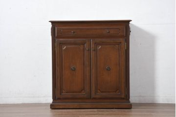中古　希少な廃番品!!　maruni(マルニ木工)　KENT-COURT(ケントコート)　キャスター付き　側面引き出し付きが珍しい!!クラシカルな雰囲気のサイドキャビネット(サイドボード、カウンターテーブル、収納棚、戸棚、食器棚、作業台)(R-082310)