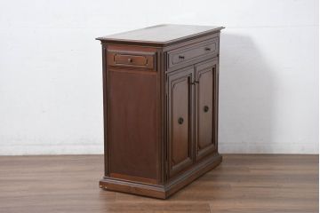 中古　希少な廃番品!!　maruni(マルニ木工)　KENT-COURT(ケントコート)　キャスター付き　側面引き出し付きが珍しい!!クラシカルな雰囲気のサイドキャビネット(サイドボード、カウンターテーブル、収納棚、戸棚、食器棚、作業台)(R-082310)