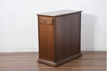 中古　希少な廃番品!!　maruni(マルニ木工)　KENT-COURT(ケントコート)　キャスター付き　側面引き出し付きが珍しい!!クラシカルな雰囲気のサイドキャビネット(サイドボード、カウンターテーブル、収納棚、戸棚、食器棚、作業台)(R-082310)