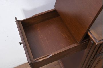 中古　希少な廃番品!!　maruni(マルニ木工)　KENT-COURT(ケントコート)　キャスター付き　側面引き出し付きが珍しい!!クラシカルな雰囲気のサイドキャビネット(サイドボード、カウンターテーブル、収納棚、戸棚、食器棚、作業台)(R-082310)