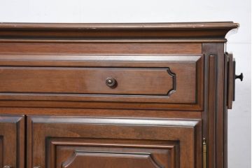 中古　希少な廃番品!!　maruni(マルニ木工)　KENT-COURT(ケントコート)　キャスター付き　側面引き出し付きが珍しい!!クラシカルな雰囲気のサイドキャビネット(サイドボード、カウンターテーブル、収納棚、戸棚、食器棚、作業台)(R-082310)