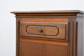 中古　希少な廃番品!!　maruni(マルニ木工)　KENT-COURT(ケントコート)　キャスター付き　側面引き出し付きが珍しい!!クラシカルな雰囲気のサイドキャビネット(サイドボード、カウンターテーブル、収納棚、戸棚、食器棚、作業台)(R-082310)