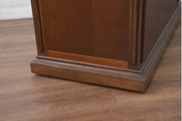 中古　希少な廃番品!!　maruni(マルニ木工)　KENT-COURT(ケントコート)　キャスター付き　側面引き出し付きが珍しい!!クラシカルな雰囲気のサイドキャビネット(サイドボード、カウンターテーブル、収納棚、戸棚、食器棚、作業台)(R-082310)