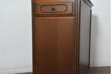 中古　希少な廃番品!!　maruni(マルニ木工)　KENT-COURT(ケントコート)　キャスター付き　側面引き出し付きが珍しい!!クラシカルな雰囲気のサイドキャビネット(サイドボード、カウンターテーブル、収納棚、戸棚、食器棚、作業台)(R-082310)