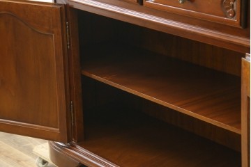 イタリアヴィンテージ　高級輸入家具　マホガニー材　丸みを帯びたデザインが優しい雰囲気のサイドボード　(R-082312)