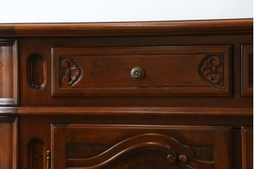 イタリアヴィンテージ　高級輸入家具　マホガニー材　丸みを帯びたデザインが優しい雰囲気のサイドボード　(R-082312)