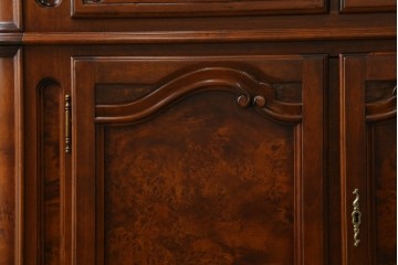 イタリアヴィンテージ　高級輸入家具　マホガニー材　丸みを帯びたデザインが優しい雰囲気のサイドボード　(R-082312)
