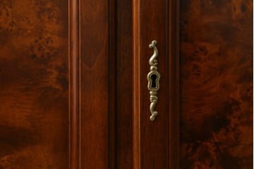 イタリアヴィンテージ　高級輸入家具　マホガニー材　丸みを帯びたデザインが優しい雰囲気のサイドボード　(R-082312)