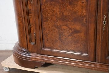 イタリアビンテージ　高級輸入家具　マホガニー材　丸みを帯びたデザインが優しい雰囲気のサイドボード(サイドキャビネット、収納棚、戸棚、ヴィンテージ)(R-082312)