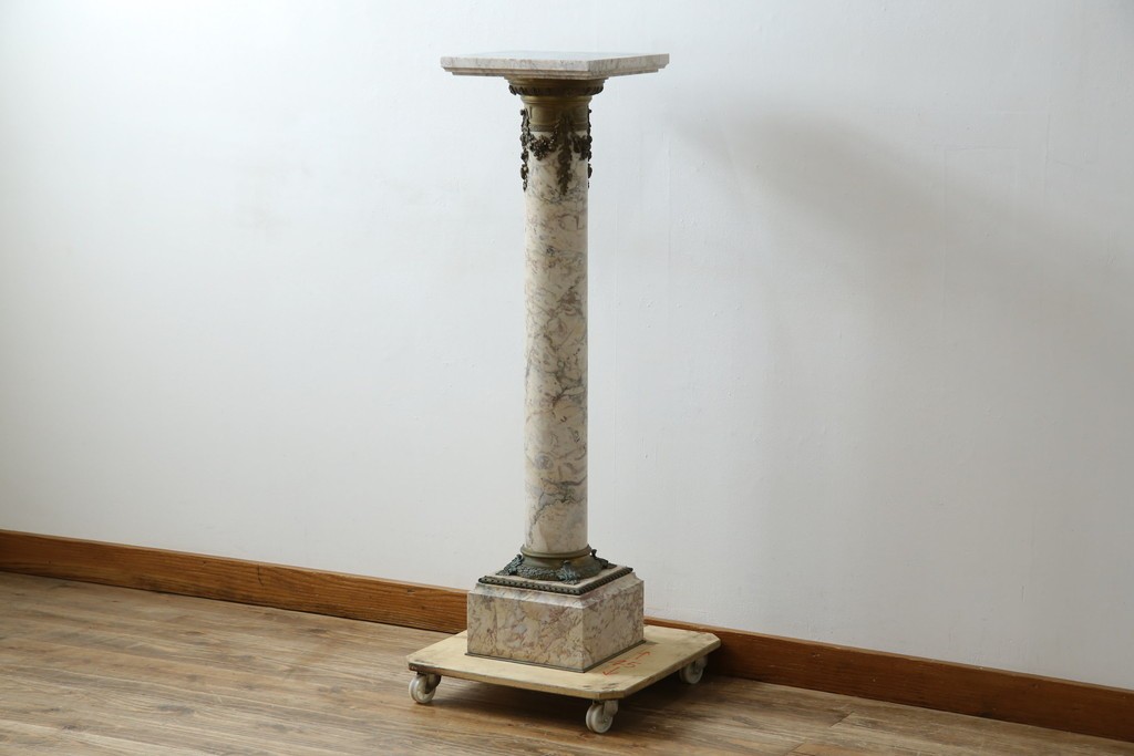 イタリアアンティーク　最高級!!　上質な真鍮(しんちゅう)飾りと大理石の豪華な回転式飾り台　(R-082313)