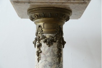 イタリアアンティーク　最高級!!　上質な真鍮(しんちゅう)飾りと大理石の豪華な回転式飾り台　(R-082313)