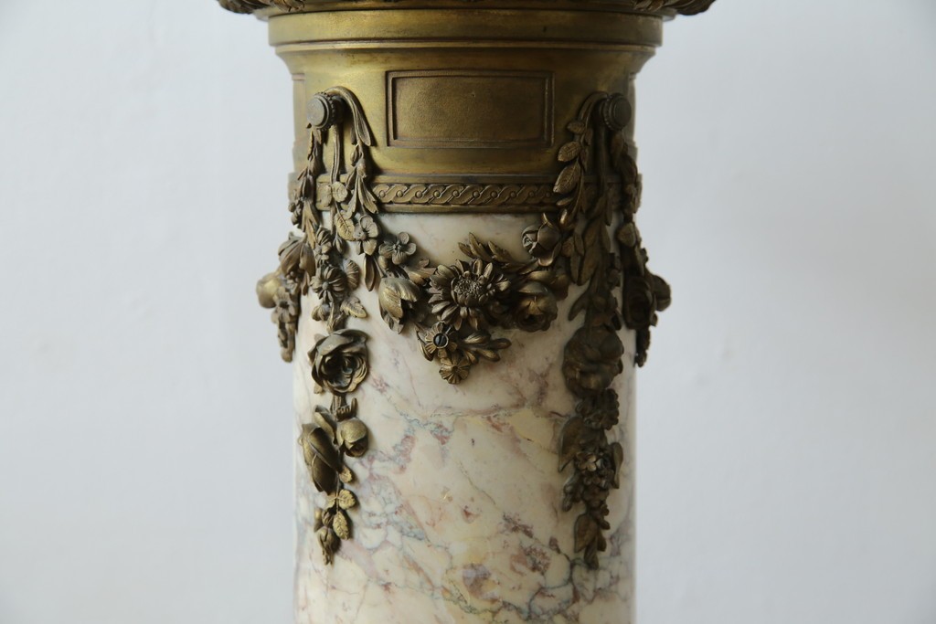 イタリアアンティーク　最高級!!　上質な真鍮(しんちゅう)飾りと大理石の豪華な回転式飾り台　(R-082313)