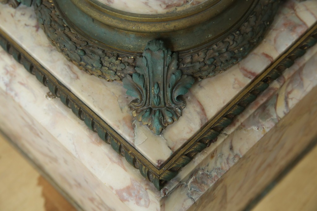 イタリアアンティーク　最高級!!　上質な真鍮(しんちゅう)飾りと大理石の豪華な回転式飾り台　(R-082313)