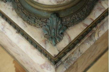 イタリアアンティーク　最高級!!　上質な真鍮(しんちゅう)飾りと大理石の豪華な回転式飾り台　(R-082313)