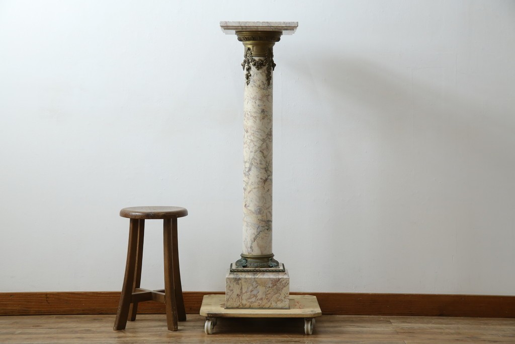 イタリアアンティーク　最高級!!　上質な真鍮(しんちゅう)飾りと大理石の豪華な回転式飾り台　(R-082313)