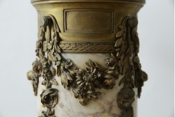 イタリアアンティーク　最高級!!　上質な真鍮(しんちゅう)飾りと大理石の豪華な回転式飾り台　(R-082313)