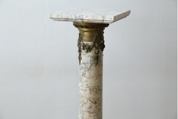 イタリアアンティーク　最高級!!　上質な真鍮(しんちゅう)飾りと大理石の豪華な回転式飾り台　(R-082313)