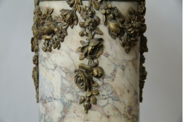 イタリアアンティーク　最高級!!　上質な真鍮(しんちゅう)飾りと大理石の豪華な回転式飾り台　(R-082313)