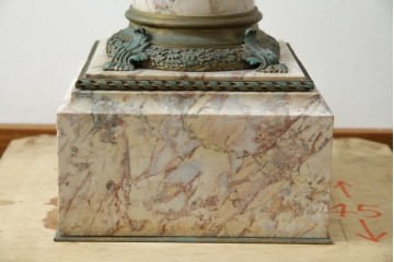 イタリアアンティーク　最高級!!　上質な真鍮(しんちゅう)飾りと大理石の豪華な回転式飾り台　(R-082313)