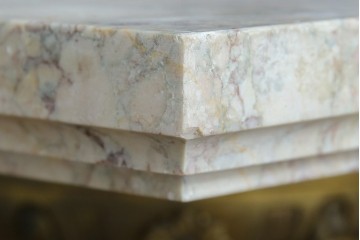 イタリアアンティーク　最高級!!　上質な真鍮(しんちゅう)飾りと大理石の豪華な回転式飾り台　(R-082313)