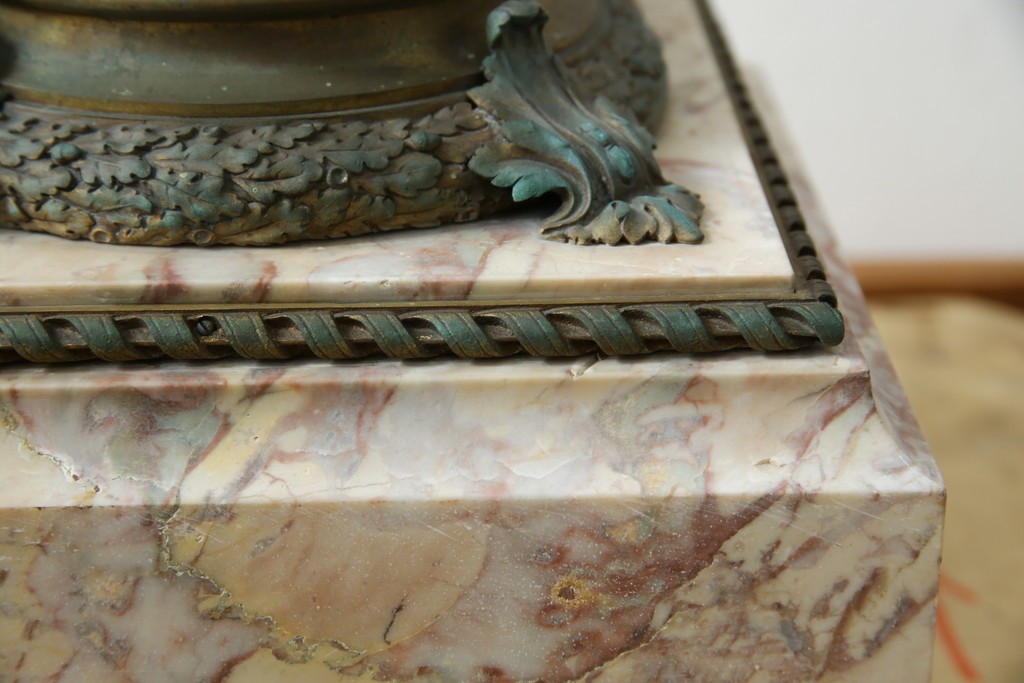 イタリアアンティーク　最高級!!　上質な真鍮(しんちゅう)飾りと大理石の豪華な回転式飾り台　(R-082313)