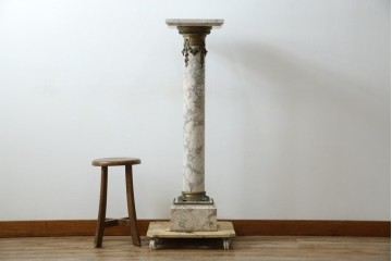 イタリアアンティーク　最高級!!　上質な真鍮(しんちゅう)飾りと大理石の豪華な回転式飾り台　(R-082313)
