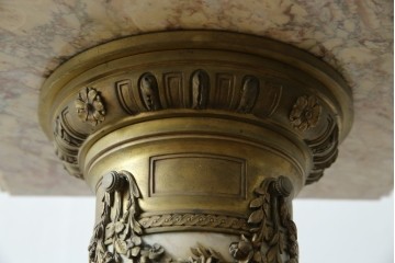 イタリアアンティーク　最高級!!　上質な真鍮(しんちゅう)飾りと大理石の豪華な回転式飾り台　(R-082313)