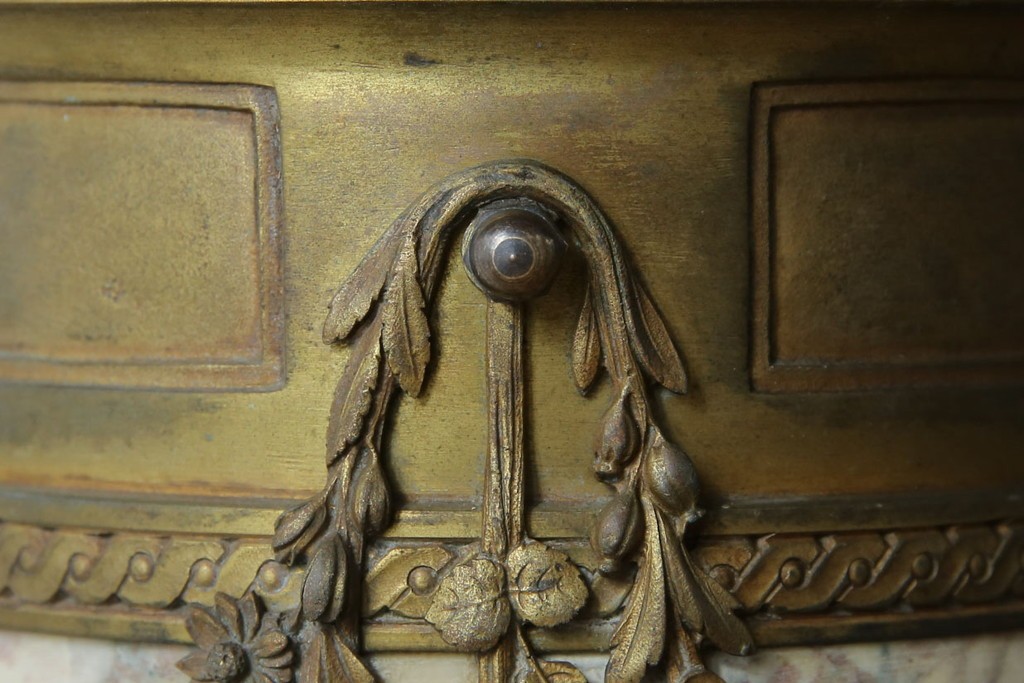 イタリアアンティーク　最高級!!　上質な真鍮(しんちゅう)飾りと大理石の豪華な回転式飾り台　(R-082313)