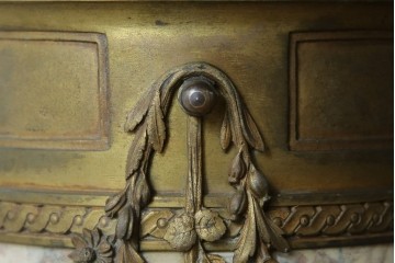 イタリアアンティーク　最高級!!　上質な真鍮(しんちゅう)飾りと大理石の豪華な回転式飾り台　(R-082313)