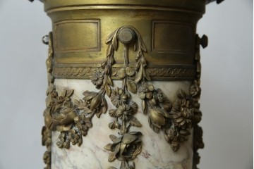 イタリアアンティーク　最高級!!　上質な真鍮(しんちゅう)飾りと大理石の豪華な回転式飾り台　(R-082313)