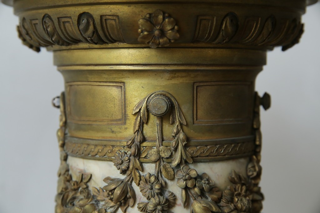 イタリアアンティーク　最高級!!　上質な真鍮(しんちゅう)飾りと大理石の豪華な回転式飾り台　(R-082313)